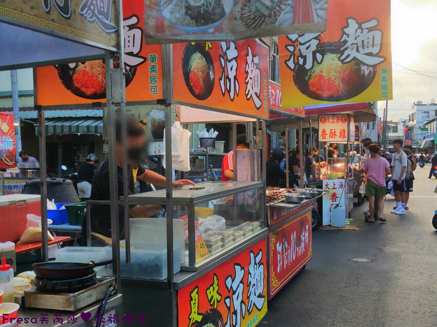 台南夜市【關廟夜市】每周一五夜晚熱鬧開攤！晚餐宵夜吃喝玩樂。日品排骨酥／黃媽媽炒泡麵／花姐炸蛋蔥油餅│關廟市場│關廟美食 - Fresa芙芮莎♥莎旅憶食
