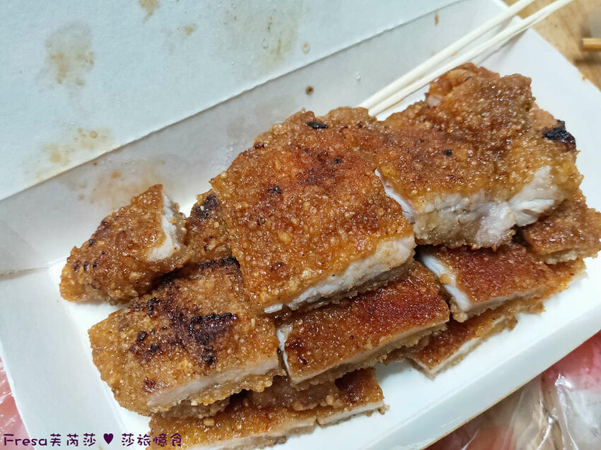 台南夜市【關廟夜市】每周一五夜晚熱鬧開攤！晚餐宵夜吃喝玩樂。日品排骨酥／黃媽媽炒泡麵／花姐炸蛋蔥油餅│關廟市場│關廟美食 - Fresa芙芮莎♥莎旅憶食