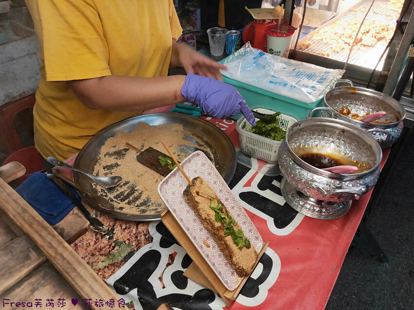 台南夜市【關廟夜市】每周一五夜晚熱鬧開攤！晚餐宵夜吃喝玩樂。日品排骨酥／黃媽媽炒泡麵／花姐炸蛋蔥油餅│關廟市場│關廟美食 - Fresa芙芮莎♥莎旅憶食