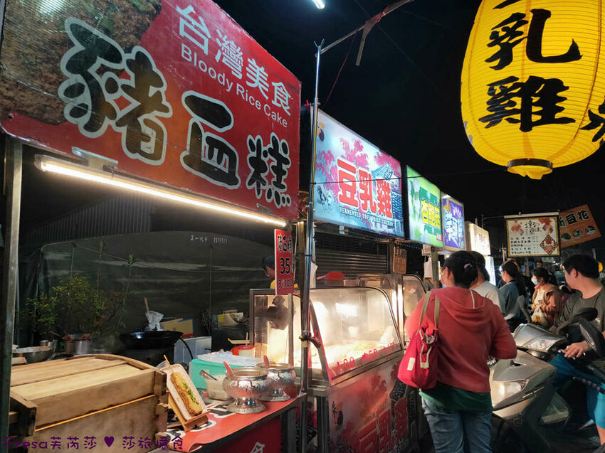 台南夜市【關廟夜市】每周一五夜晚熱鬧開攤！晚餐宵夜吃喝玩樂。日品排骨酥／黃媽媽炒泡麵／花姐炸蛋蔥油餅│關廟市場│關廟美食 - Fresa芙芮莎♥莎旅憶食