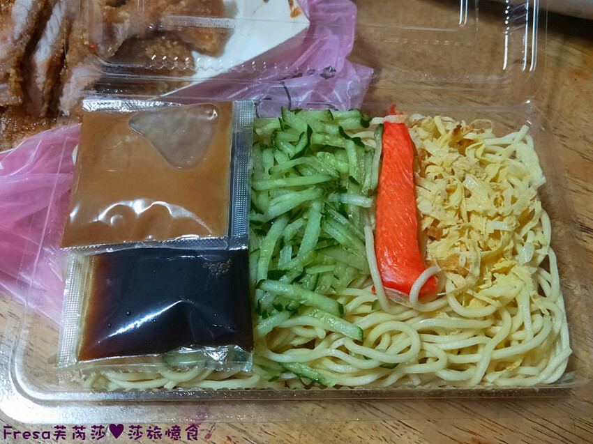 台南夜市【關廟夜市】每周一五夜晚熱鬧開攤！晚餐宵夜吃喝玩樂。日品排骨酥／黃媽媽炒泡麵／花姐炸蛋蔥油餅│關廟市場│關廟美食 - Fresa芙芮莎♥莎旅憶食