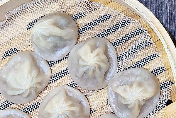 松山美食小吃推薦│天心坊湯包-松山虎林店│爆汁小籠湯包皮薄鮮嫩汁多,蒸餃一咬下去要小心會噴汁!現點現蒸、口味多元,可線上點餐-16.jpg 松山美食小吃推薦│天心坊湯包-松山虎林店│爆汁小籠湯包皮薄鮮嫩汁多,蒸餃一咬下去要小心會噴汁!現點現蒸、口味多元,可線上點餐-16.jpg