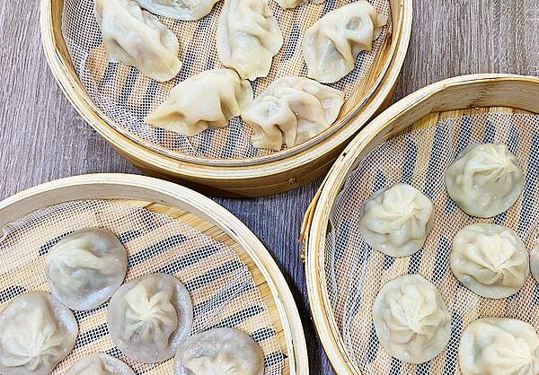 松山美食小吃推薦│天心坊湯包-松山虎林店│爆汁小籠湯包皮薄鮮嫩汁多,蒸餃一咬下去要小心會噴汁!現點現蒸、口味多元,可線上點餐-01.jpg 松山美食小吃推薦│天心坊湯包-松山虎林店│爆汁小籠湯包皮薄鮮嫩汁多,蒸餃一咬下去要小心會噴汁!現點現蒸、口味多元,可線上點餐-01.jpg