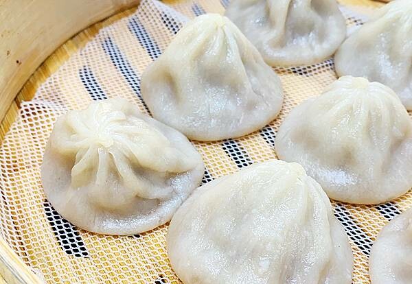 松山美食小吃推薦│天心坊湯包-松山虎林店│爆汁小籠湯包皮薄鮮嫩汁多,蒸餃一咬下去要小心會噴汁!現點現蒸、口味多元,可線上點餐-32.jpg 松山美食小吃推薦│天心坊湯包-松山虎林店│爆汁小籠湯包皮薄鮮嫩汁多,蒸餃一咬下去要小心會噴汁!現點現蒸、口味多元,可線上點餐-32.jpg