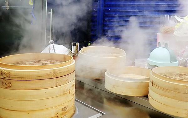 松山美食小吃推薦│天心坊湯包-松山虎林店│爆汁小籠湯包皮薄鮮嫩汁多,蒸餃一咬下去要小心會噴汁!現點現蒸、口味多元,可線上點餐-10.jpg 松山美食小吃推薦│天心坊湯包-松山虎林店│爆汁小籠湯包皮薄鮮嫩汁多,蒸餃一咬下去要小心會噴汁!現點現蒸、口味多元,可線上點餐-10.jpg