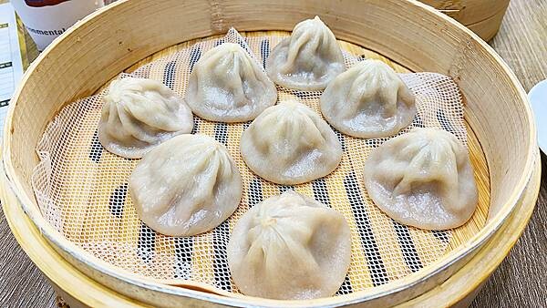 松山美食小吃推薦│天心坊湯包-松山虎林店│爆汁小籠湯包皮薄鮮嫩汁多,蒸餃一咬下去要小心會噴汁!現點現蒸、口味多元,可線上點餐-15.jpg 松山美食小吃推薦│天心坊湯包-松山虎林店│爆汁小籠湯包皮薄鮮嫩汁多,蒸餃一咬下去要小心會噴汁!現點現蒸、口味多元,可線上點餐-15.jpg