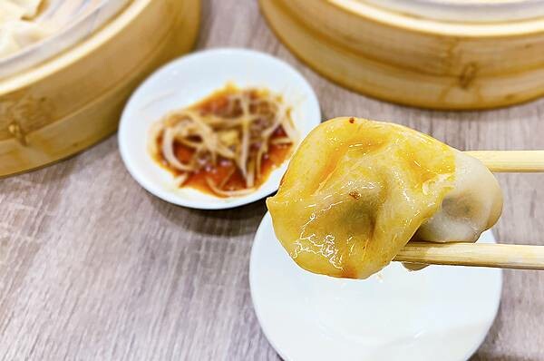 松山美食小吃推薦│天心坊湯包-松山虎林店│爆汁小籠湯包皮薄鮮嫩汁多,蒸餃一咬下去要小心會噴汁!現點現蒸、口味多元,可線上點餐-30.jpg 松山美食小吃推薦│天心坊湯包-松山虎林店│爆汁小籠湯包皮薄鮮嫩汁多,蒸餃一咬下去要小心會噴汁!現點現蒸、口味多元,可線上點餐-30.jpg