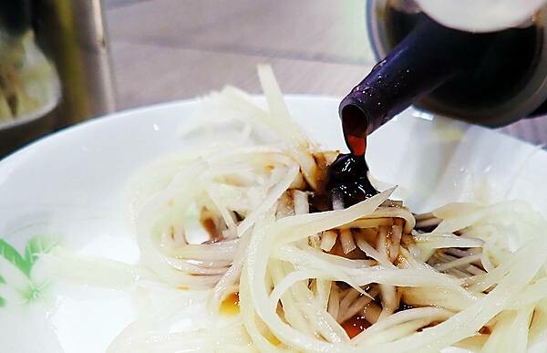 松山美食小吃推薦│天心坊湯包-松山虎林店│爆汁小籠湯包皮薄鮮嫩汁多,蒸餃一咬下去要小心會噴汁!現點現蒸、口味多元,可線上點餐-13.jpg 松山美食小吃推薦│天心坊湯包-松山虎林店│爆汁小籠湯包皮薄鮮嫩汁多,蒸餃一咬下去要小心會噴汁!現點現蒸、口味多元,可線上點餐-13.jpg