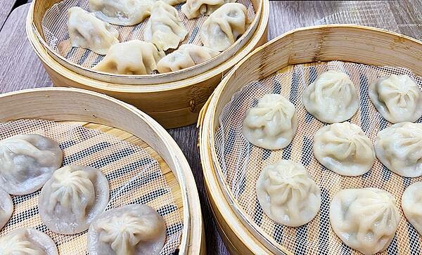 松山美食小吃推薦│天心坊湯包-松山虎林店│爆汁小籠湯包皮薄鮮嫩汁多,蒸餃一咬下去要小心會噴汁!現點現蒸、口味多元,可線上點餐-36.jpg 松山美食小吃推薦│天心坊湯包-松山虎林店│爆汁小籠湯包皮薄鮮嫩汁多,蒸餃一咬下去要小心會噴汁!現點現蒸、口味多元,可線上點餐-36.jpg