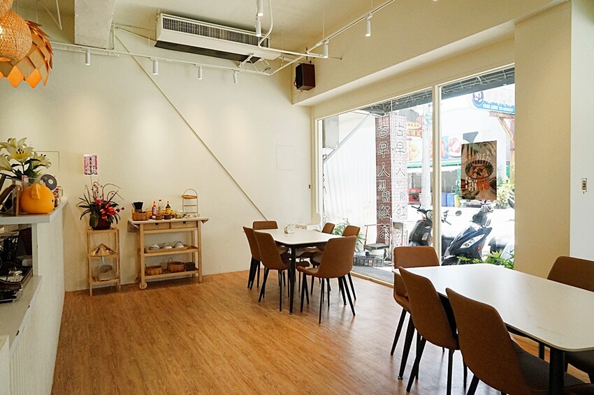 台中人氣越式料理首創帽子火鍋,料多實在吃法又逗趣,超澎湃越式滿漢拼盤,絕對讓你大呼過癮!!