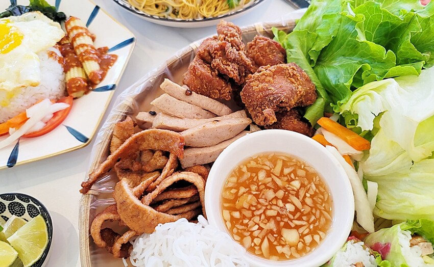 台中人氣越式料理首創帽子火鍋,料多實在吃法又逗趣,超澎湃越式滿漢拼盤,絕對讓你大呼過癮!!