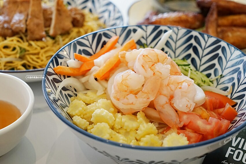 台中人氣越式料理首創帽子火鍋,料多實在吃法又逗趣,超澎湃越式滿漢拼盤,絕對讓你大呼過癮!!