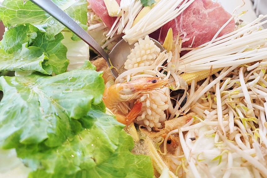 台中人氣越式料理首創帽子火鍋,料多實在吃法又逗趣,超澎湃越式滿漢拼盤,絕對讓你大呼過癮!!