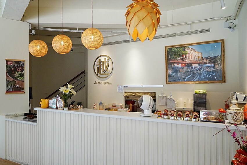 台中人氣越式料理首創帽子火鍋,料多實在吃法又逗趣,超澎湃越式滿漢拼盤,絕對讓你大呼過癮!!