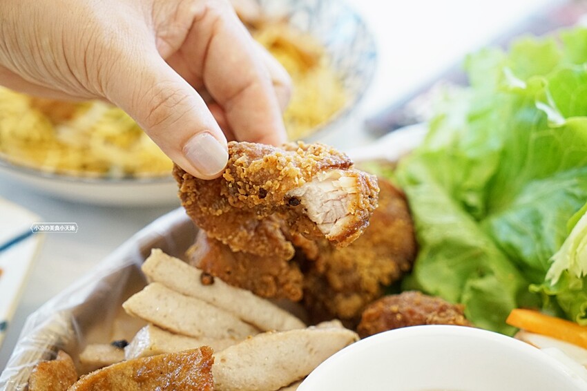 台中人氣越式料理首創帽子火鍋,料多實在吃法又逗趣,超澎湃越式滿漢拼盤,絕對讓你大呼過癮!!