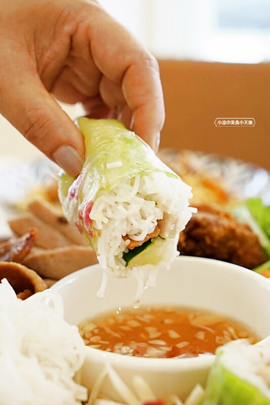 台中人氣越式料理首創帽子火鍋,料多實在吃法又逗趣,超澎湃越式滿漢拼盤,絕對讓你大呼過癮!!