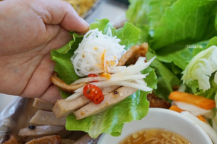 台中人氣越式料理首創帽子火鍋,料多實在吃法又逗趣,超澎湃越式滿漢拼盤,絕對讓你大呼過癮!!