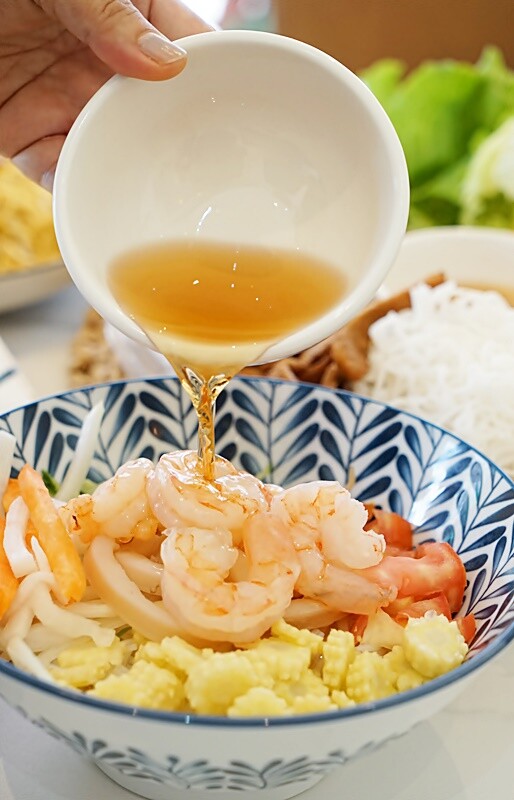 台中人氣越式料理首創帽子火鍋,料多實在吃法又逗趣,超澎湃越式滿漢拼盤,絕對讓你大呼過癮!!