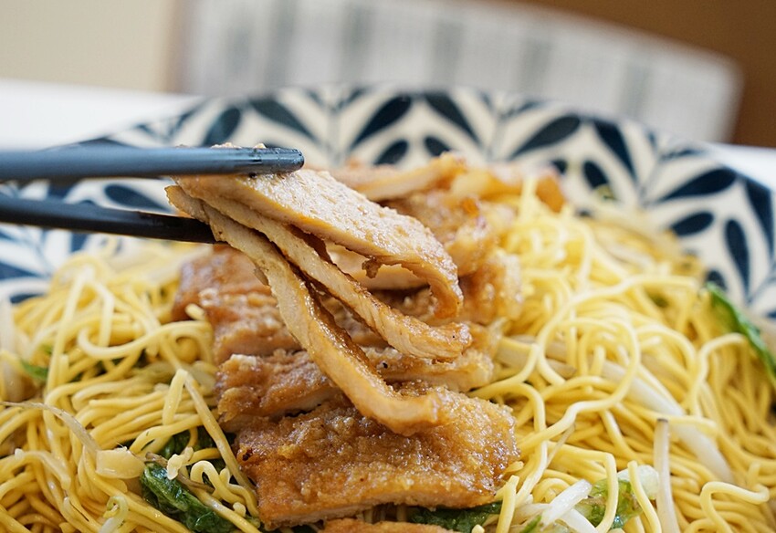 台中人氣越式料理首創帽子火鍋,料多實在吃法又逗趣,超澎湃越式滿漢拼盤,絕對讓你大呼過癮!!