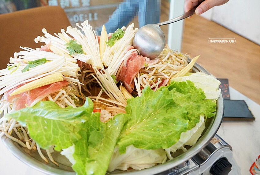 台中人氣越式料理首創帽子火鍋,料多實在吃法又逗趣,超澎湃越式滿漢拼盤,絕對讓你大呼過癮!!
