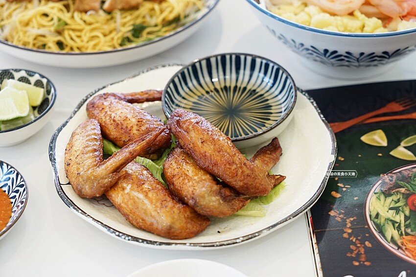 台中人氣越式料理首創帽子火鍋,料多實在吃法又逗趣,超澎湃越式滿漢拼盤,絕對讓你大呼過癮!!