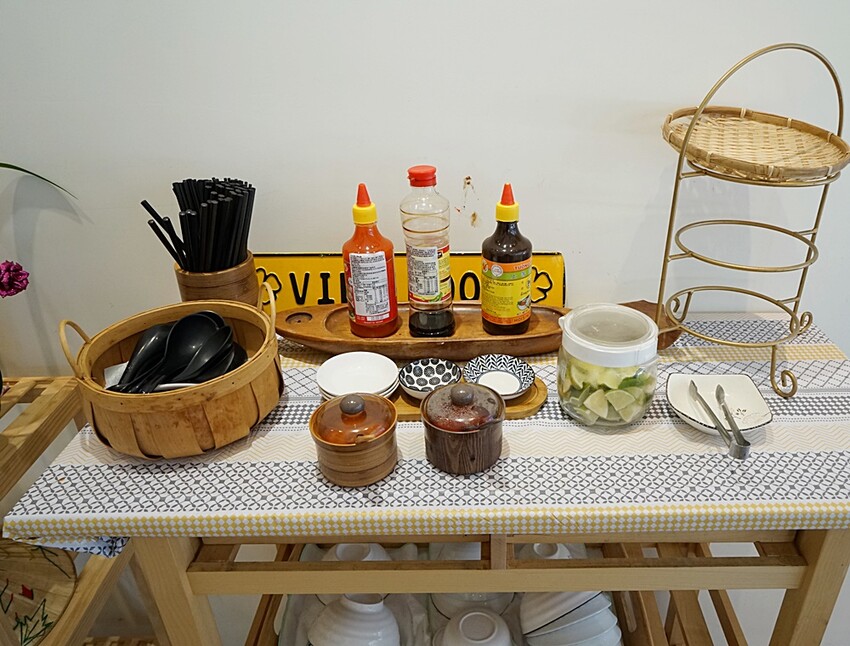 台中人氣越式料理首創帽子火鍋,料多實在吃法又逗趣,超澎湃越式滿漢拼盤,絕對讓你大呼過癮!!