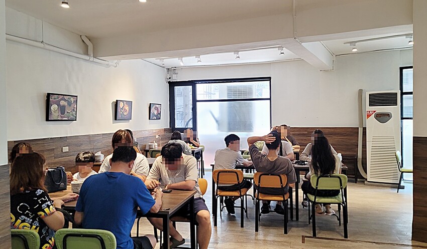 台中人氣越式料理首創帽子火鍋,料多實在吃法又逗趣,超澎湃越式滿漢拼盤,絕對讓你大呼過癮!!