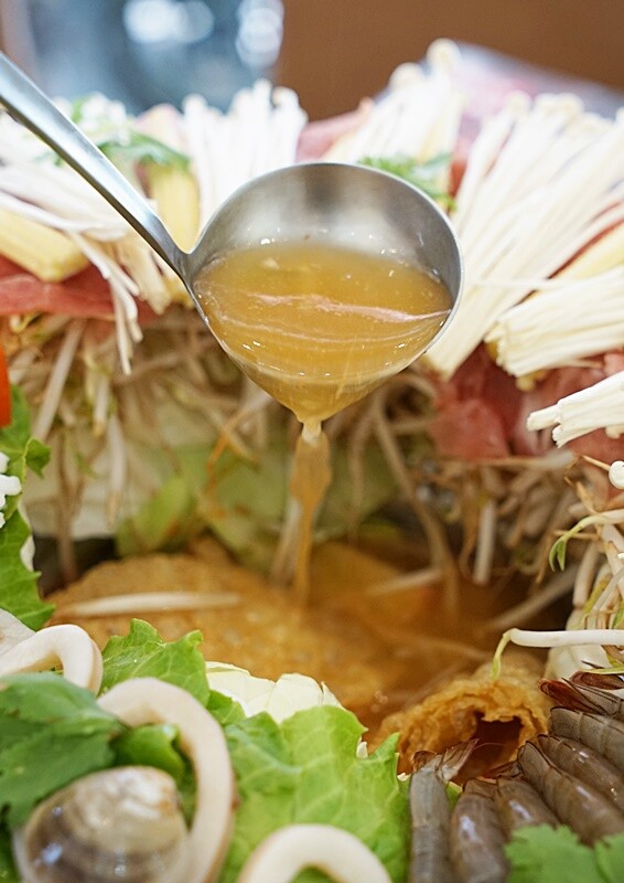 台中人氣越式料理首創帽子火鍋,料多實在吃法又逗趣,超澎湃越式滿漢拼盤,絕對讓你大呼過癮!!