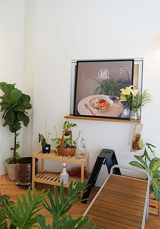 台中人氣越式料理首創帽子火鍋,料多實在吃法又逗趣,超澎湃越式滿漢拼盤,絕對讓你大呼過癮!!