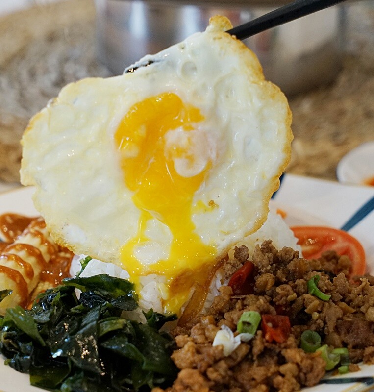 台中人氣越式料理首創帽子火鍋,料多實在吃法又逗趣,超澎湃越式滿漢拼盤,絕對讓你大呼過癮!!