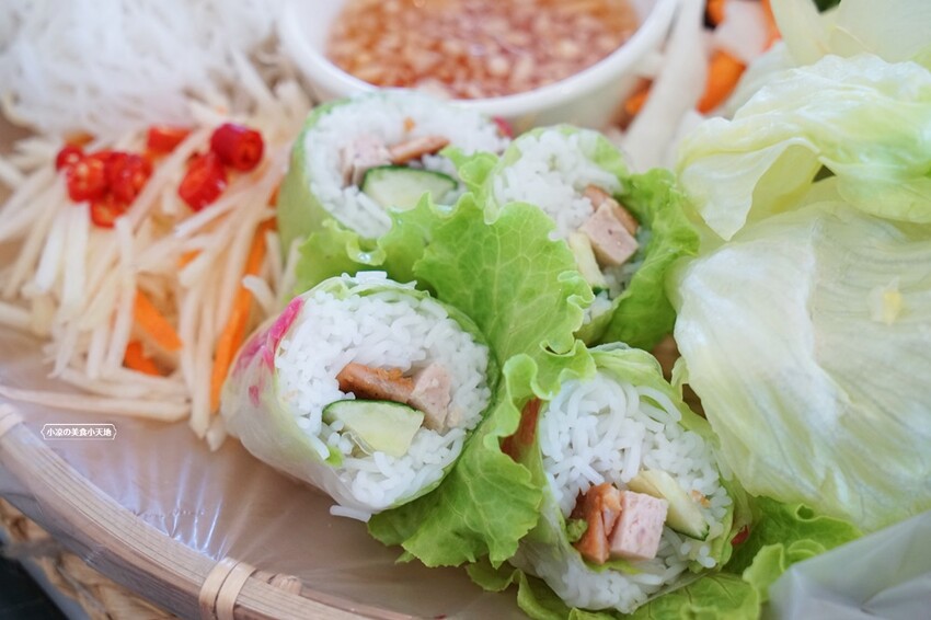 台中人氣越式料理首創帽子火鍋,料多實在吃法又逗趣,超澎湃越式滿漢拼盤,絕對讓你大呼過癮!!