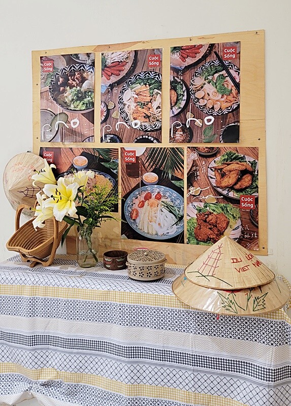 台中人氣越式料理首創帽子火鍋,料多實在吃法又逗趣,超澎湃越式滿漢拼盤,絕對讓你大呼過癮!!