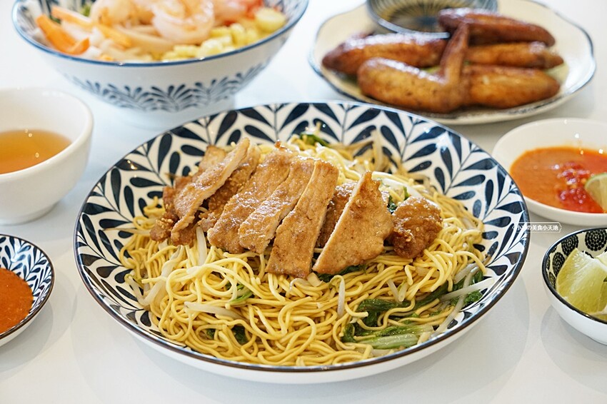 台中人氣越式料理首創帽子火鍋,料多實在吃法又逗趣,超澎湃越式滿漢拼盤,絕對讓你大呼過癮!!