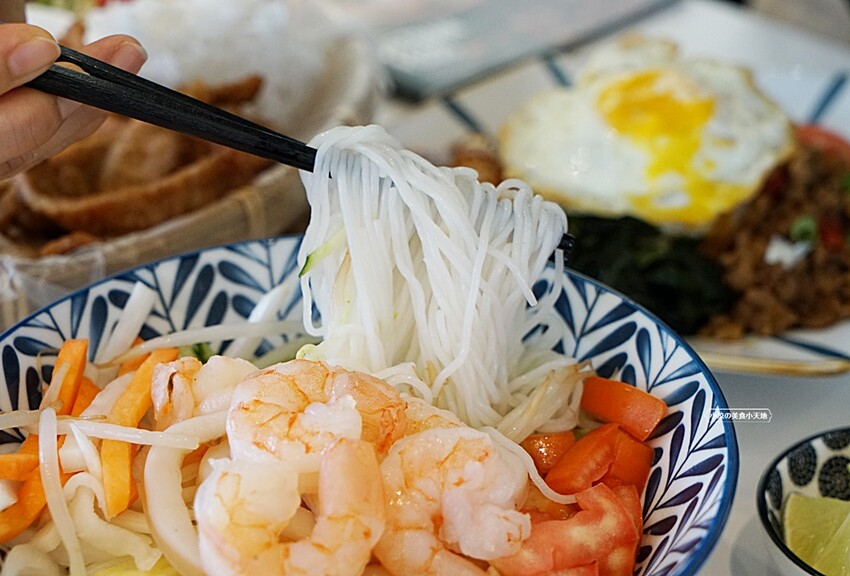 台中人氣越式料理首創帽子火鍋,料多實在吃法又逗趣,超澎湃越式滿漢拼盤,絕對讓你大呼過癮!!