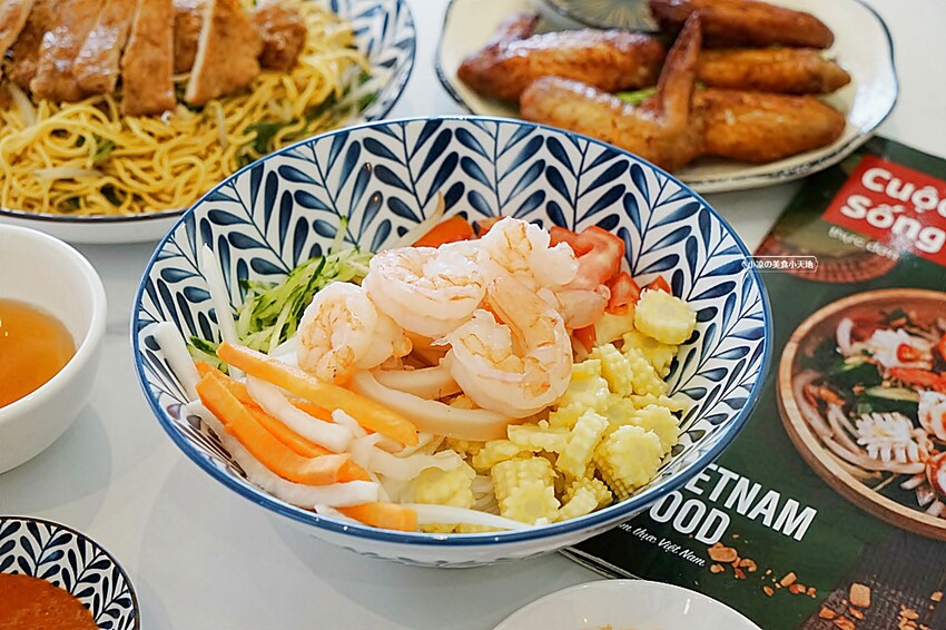 台中人氣越式料理首創帽子火鍋,料多實在吃法又逗趣,超澎湃越式滿漢拼盤,絕對讓你大呼過癮!!