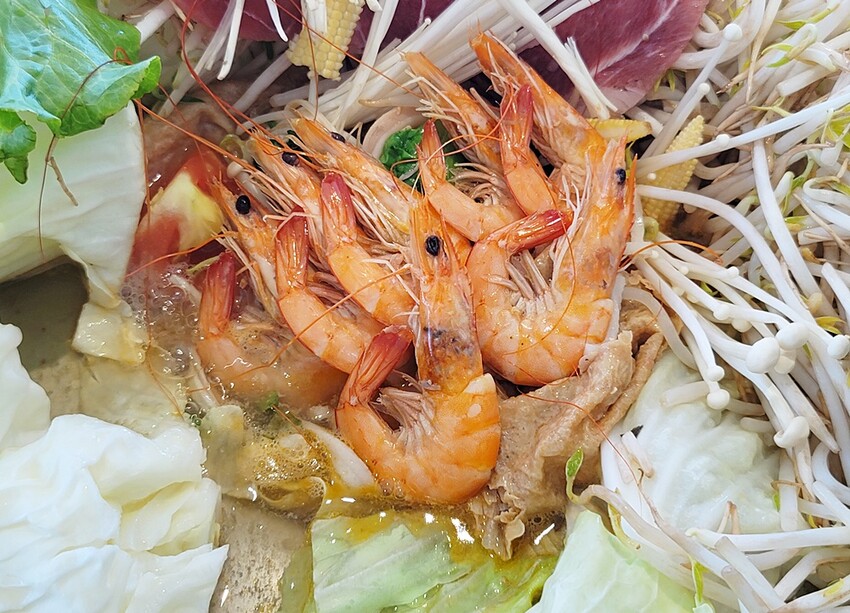 台中人氣越式料理首創帽子火鍋,料多實在吃法又逗趣,超澎湃越式滿漢拼盤,絕對讓你大呼過癮!!