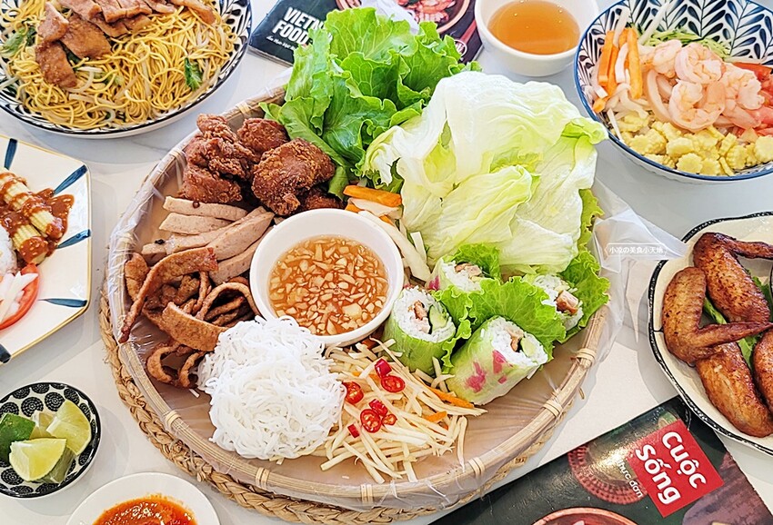 台中人氣越式料理首創帽子火鍋,料多實在吃法又逗趣,超澎湃越式滿漢拼盤,絕對讓你大呼過癮!!