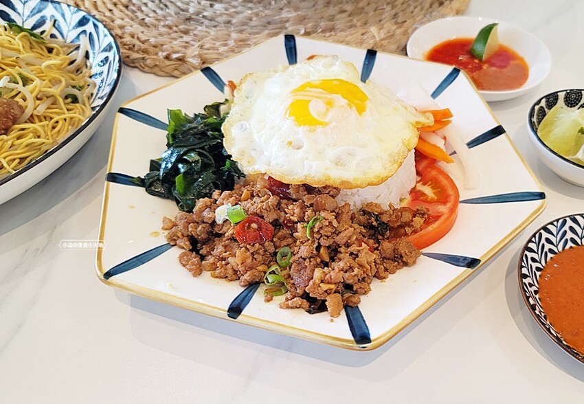 台中人氣越式料理首創帽子火鍋,料多實在吃法又逗趣,超澎湃越式滿漢拼盤,絕對讓你大呼過癮!!