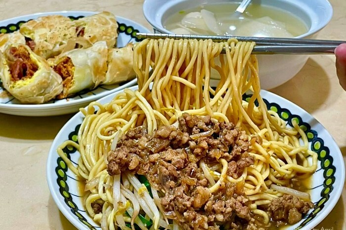 豐原早餐-南陽國小旁的路邊小攤 南陽飯糰，size女生吃剛好