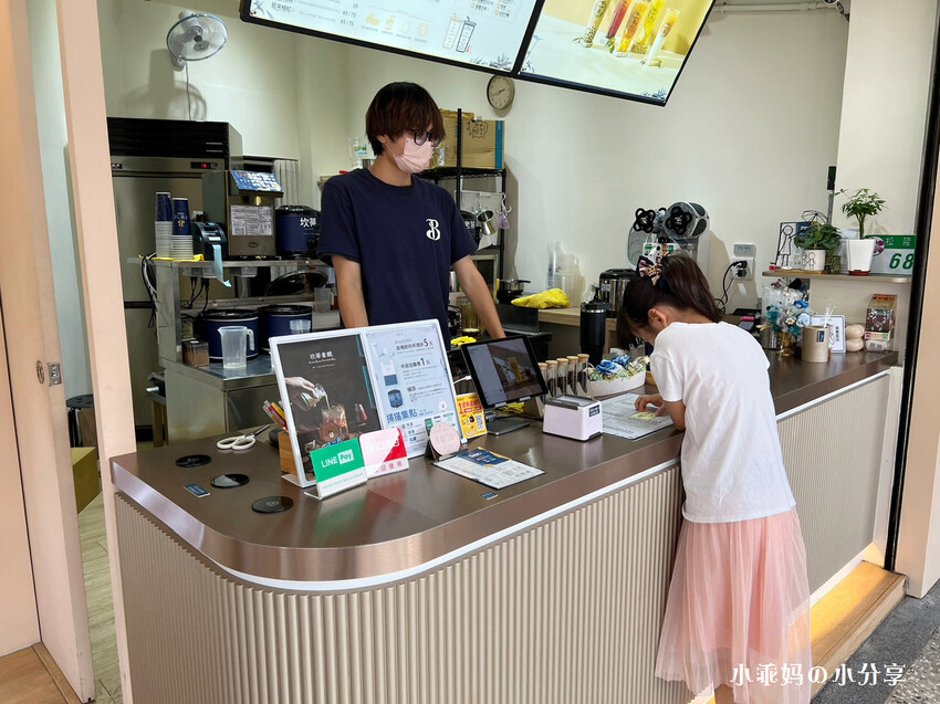 台北手搖飲推薦【半糖少冰-信義永吉店】網友激推無法抗拒”半糖少冰”的魅力，飲料控必喝~