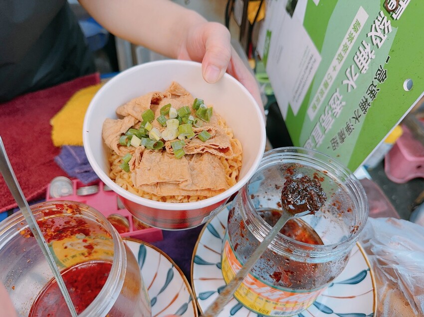 瑞豐夜市 灶腳古早味蒜香烏龍豆干，好吃嚐鮮新發現！