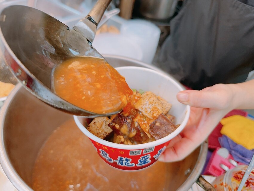 瑞豐夜市 灶腳古早味蒜香烏龍豆干，好吃嚐鮮新發現！