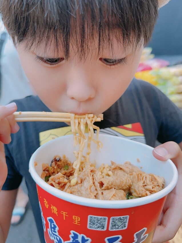 瑞豐夜市 灶腳古早味蒜香烏龍豆干，好吃嚐鮮新發現！