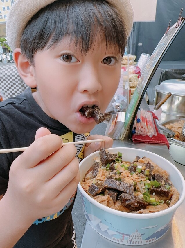 瑞豐夜市 灶腳古早味蒜香烏龍豆干，好吃嚐鮮新發現！