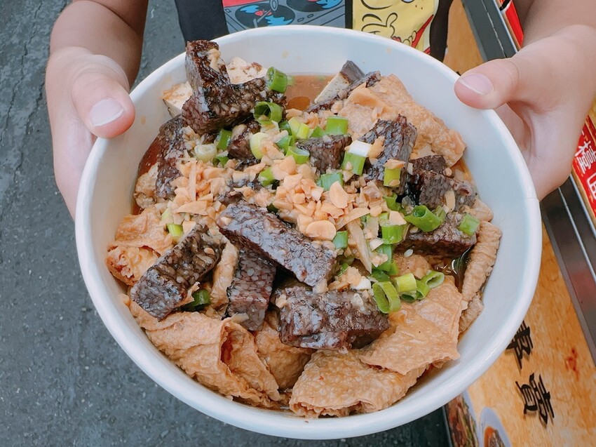 瑞豐夜市 灶腳古早味蒜香烏龍豆干，好吃嚐鮮新發現！