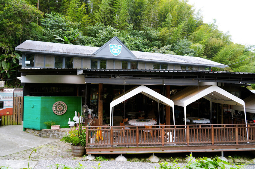 南投親子露營「溪部好呆庄」,主題露營車、親子四人房,溪邊玩水