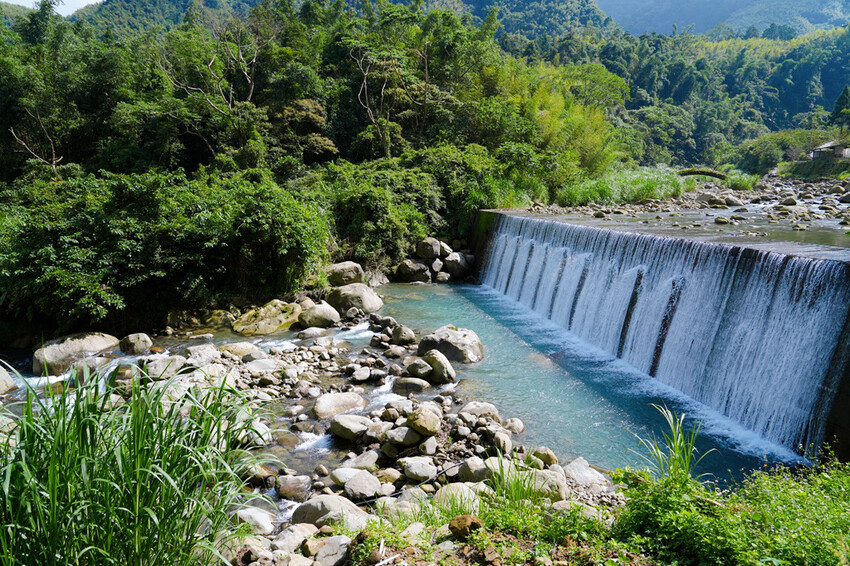 南投親子露營「溪部好呆庄」,主題露營車、親子四人房,溪邊玩水