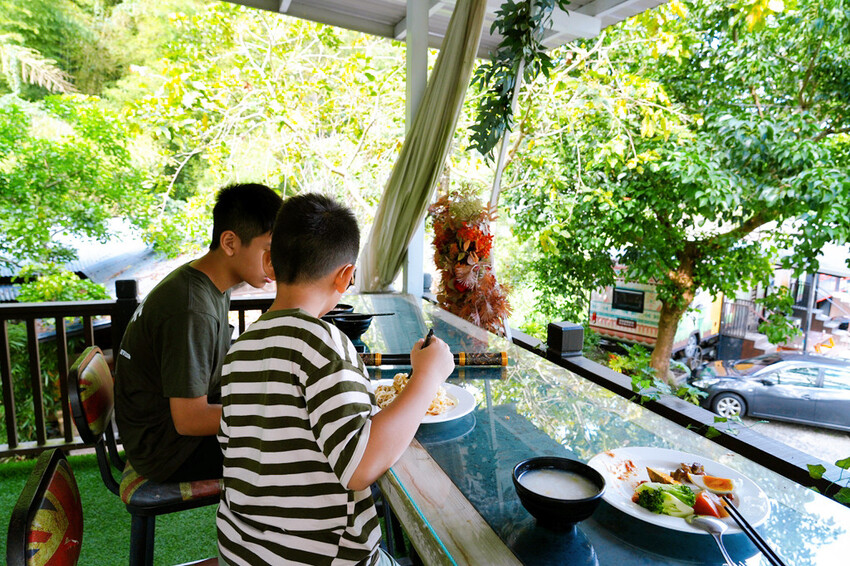 南投親子露營「溪部好呆庄」,主題露營車、親子四人房,溪邊玩水