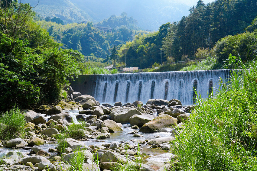 南投親子露營「溪部好呆庄」,主題露營車、親子四人房,溪邊玩水