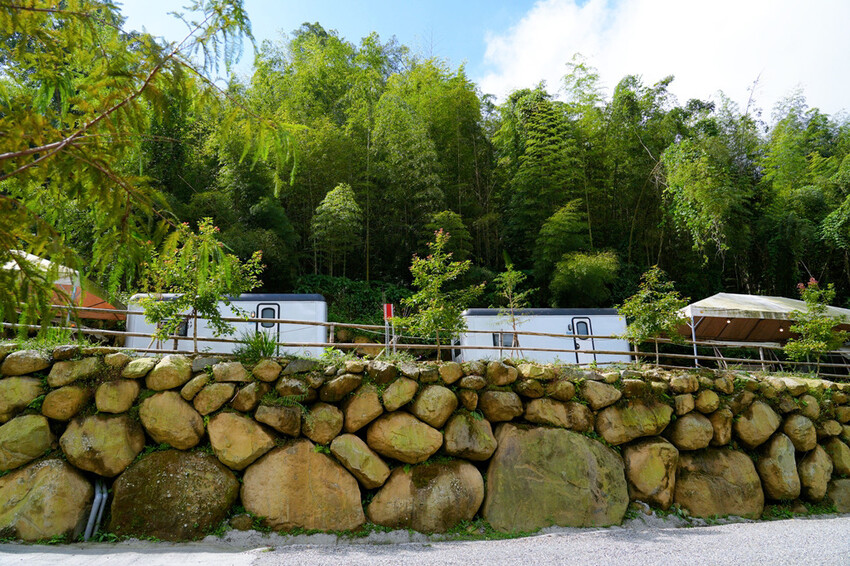 南投親子露營「溪部好呆庄」,主題露營車、親子四人房,溪邊玩水